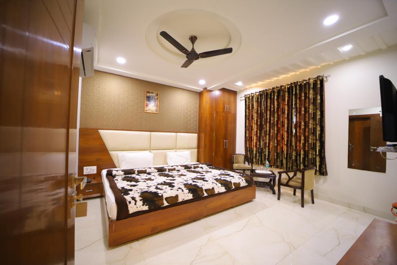 Hotel Royal Phoenix Agra  Exterior photo